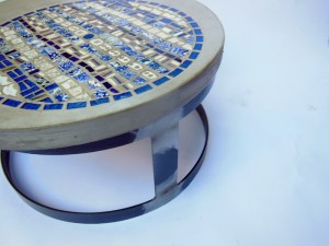 table basse mosaïque et béton bleu (800x600)