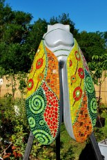 Bijou de Jardin, cigale en béton et mosaïque