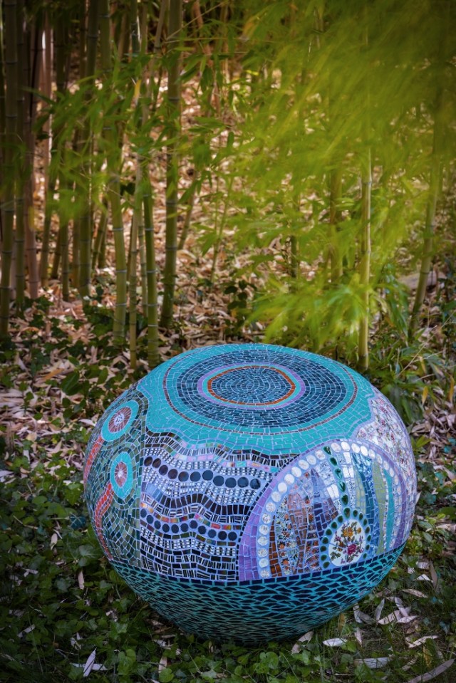 mobilier urbain, espace vert, salon de jardin, déco piscine, banquette, coussin géant, architecture, design, sculpture extérieur,