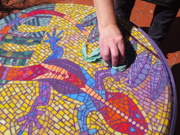 table de jardin en mosaïque